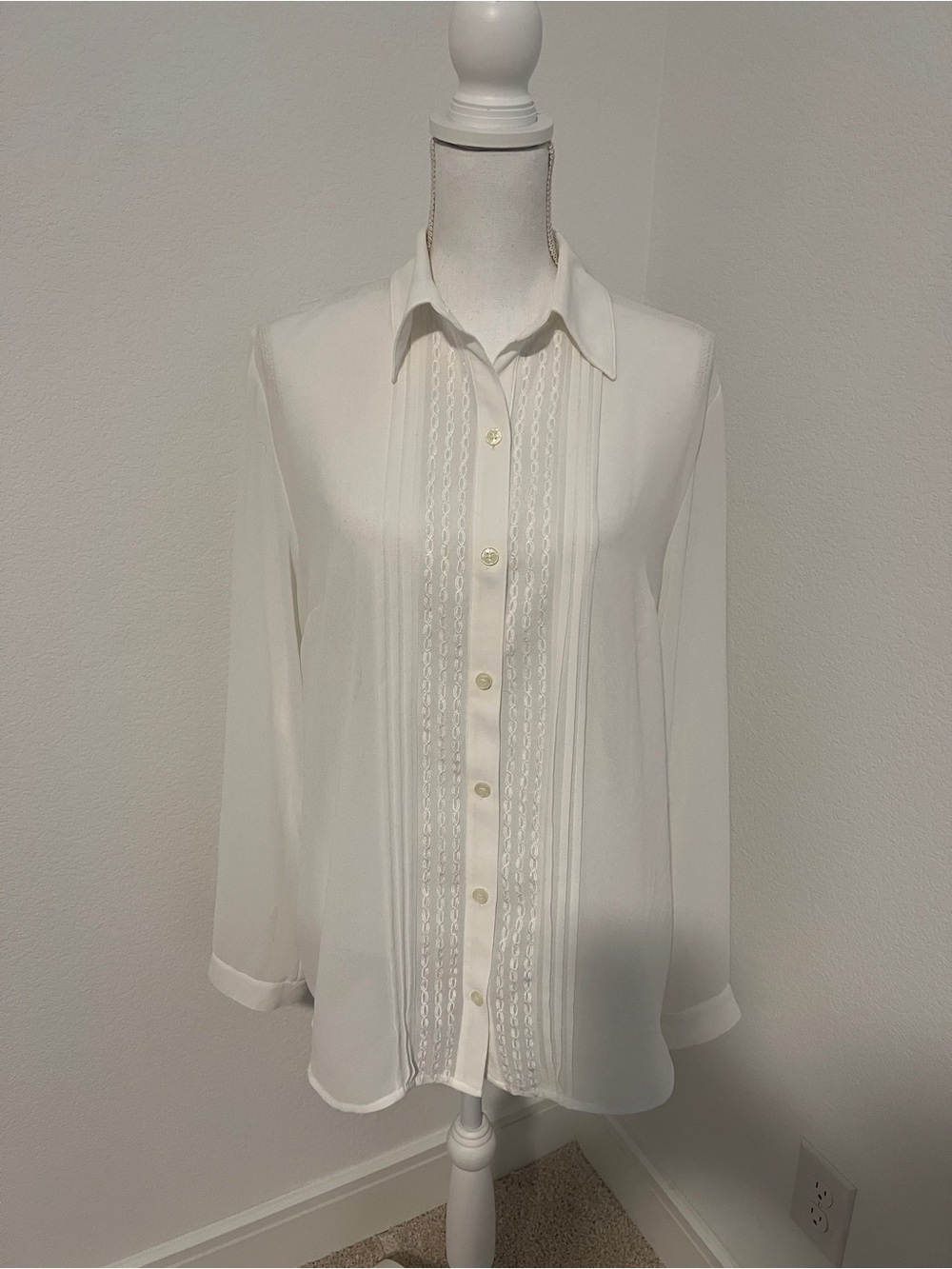 EUC Cabi Classic Off-White Button-Front Women's Blouse - Large